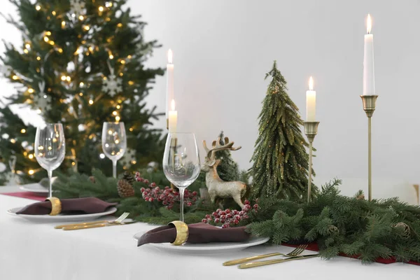 Schöne Tischdekoration Mit Weihnachtlichem Dekor Drinnen — Stockfoto