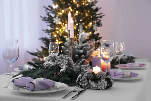 Schöne Festliche Tischdekoration Mit Weihnachtlicher Dekoration Zimmer — Stockfoto