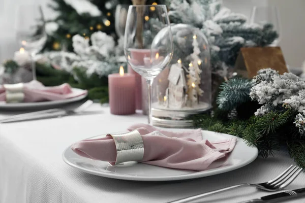 クリスマスの装飾が室内で美しいお祝いテーブルの設定 — ストック写真