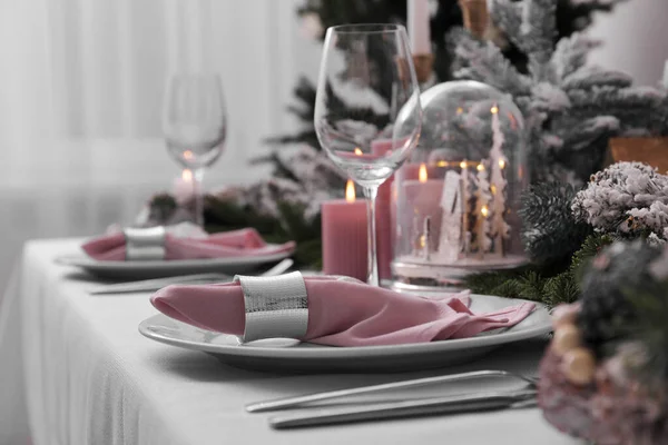 Schöne Festliche Tischdekoration Mit Weihnachtlichem Dekor Drinnen Platz Für Text — Stockfoto
