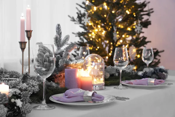 部屋にクリスマスの装飾が施された美しいお祝いテーブルの設定 — ストック写真