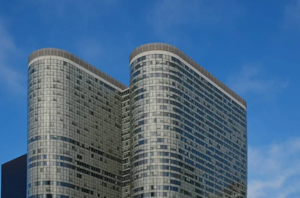 青い空 低い角度のビューに対する異なる近代的な高層ビルの外観 — ストック写真