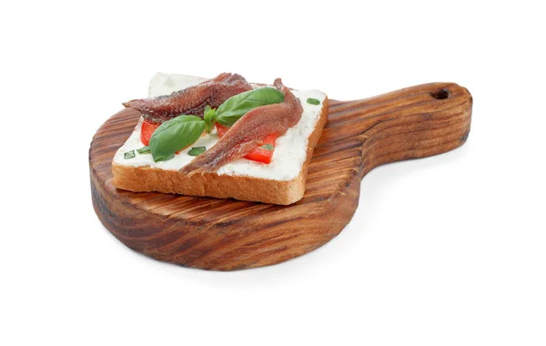 奶油芝士 凤尾鱼 西红柿和罗勒配以白色背景的美味三明治 — 图库照片