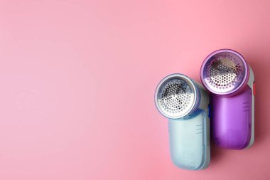 Pembe arka planda modern kumaş traşları, düz yatış. Metin için boşluk