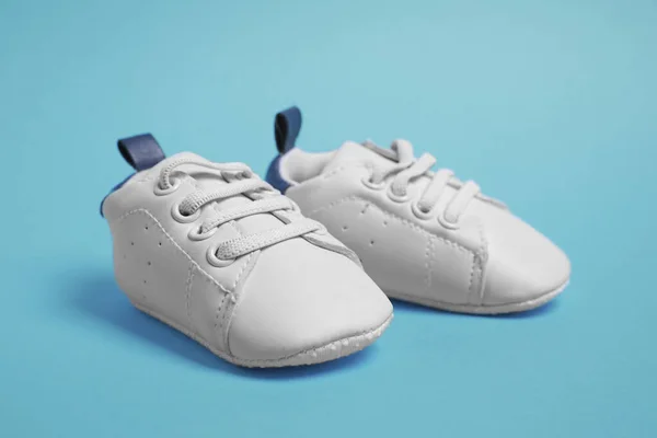 Par Lindos Zapatos Bebé Sobre Fondo Azul Claro —  Fotos de Stock