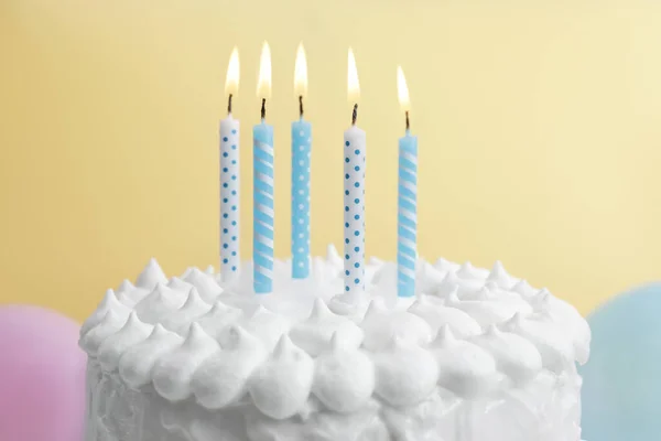 美味的蛋糕 黄色背景的蜡烛 — 图库照片