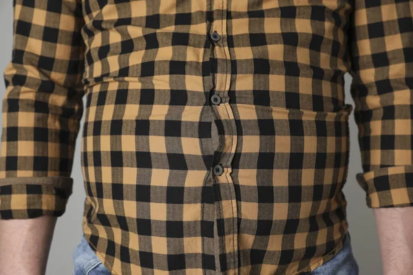 Hombre Con Sobrepeso Camisa Ajustada Sobre Fondo Gris Primer Plano — Foto de Stock