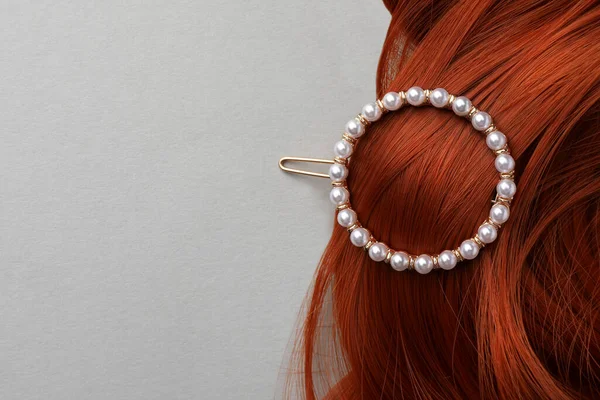 エレガントな真珠のクリップと白い背景に赤い髪の鎖 トップビュー テキストのスペース — ストック写真