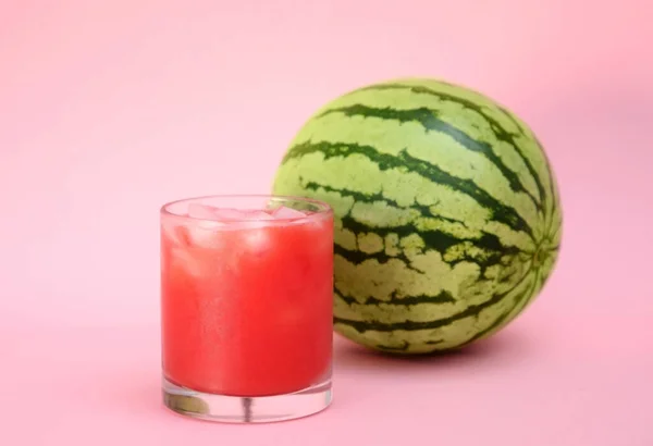 Glas Leckeres Getränk Und Frische Wassermelone Auf Rosa Hintergrund — Stockfoto