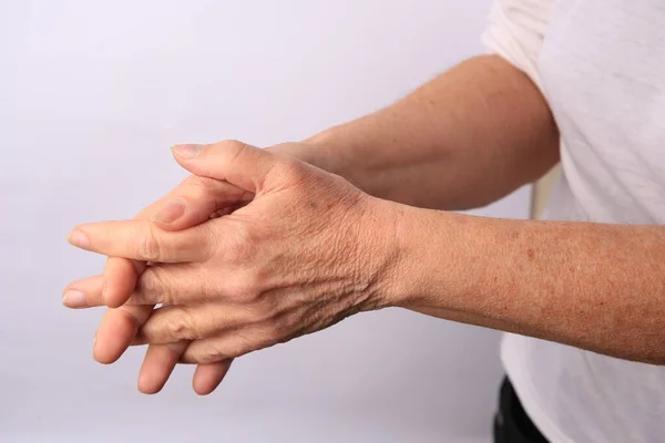 Yaşlanan Ciltli Kadınların Ellerinin Yakın Görüntüsü — Stok fotoğraf