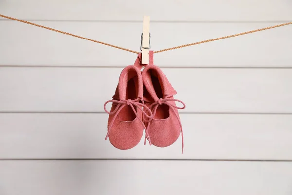 Рожеве Дитяче Взуття Пральній Лінії Проти Білої Стіни — стокове фото