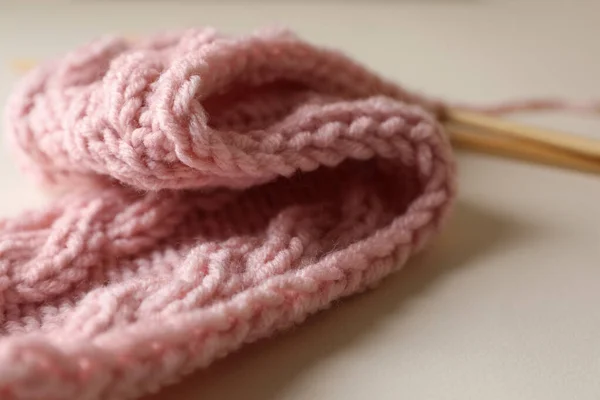 米色背景的粉色针织针织针织 — 图库照片