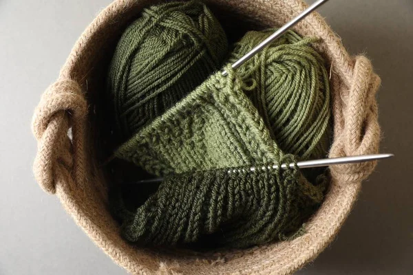 緑の編み 針と光の背景に柔らかい糸 トップビュー — ストック写真