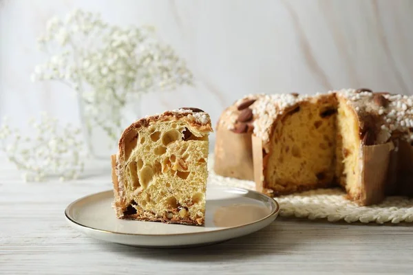 Pyszne Włoskie Ciasto Wielkanocne Tradycyjne Colomba Pasqua Białym Drewnianym Stole — Zdjęcie stockowe