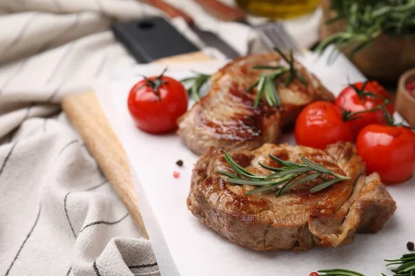 Délicieuse Viande Frite Avec Romarin Tomates Sur Table Gros Plan — Photo