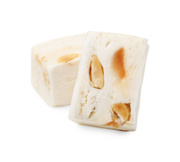 Кусочки вкусной нуги на белом фоне