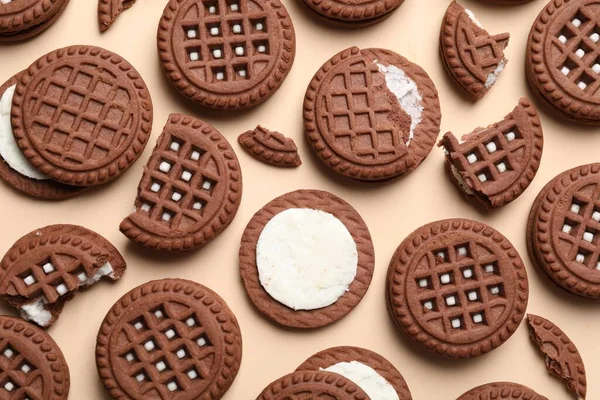 Biscoitos Sanduíche Chocolate Saborosos Com Creme Fundo Bege Flat Lay — Fotografia de Stock