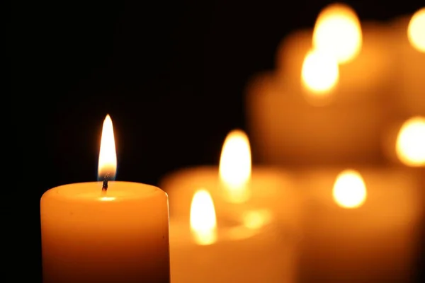 Brennende Kerze Auf Schwarzem Hintergrund Nahaufnahme Raum Für Text — Stockfoto