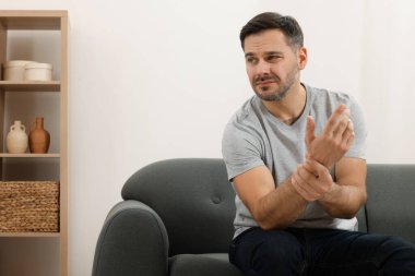 Kapalı alandaki kanepede acı çeken bir adam. Metin için boşluk