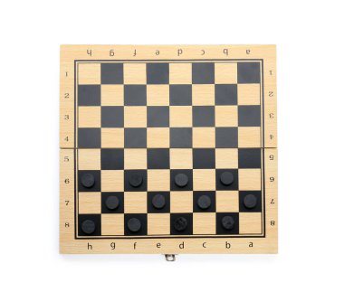Oyun taşları beyaz, üst görünümde izole ahşap dama tahtası