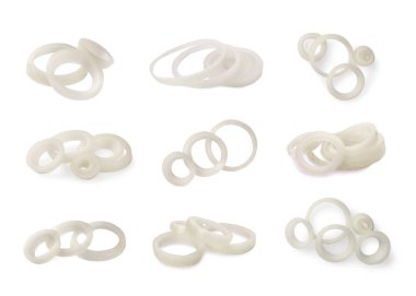 Beyaz üzerine izole edilmiş soğan halkaları.