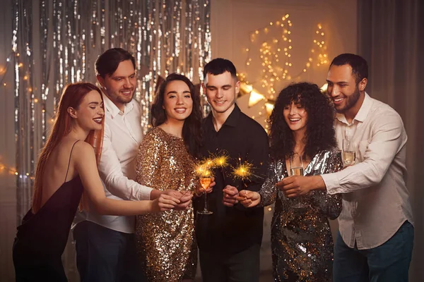 Amigos Felizes Com Copos Vinho Espumantes Celebrando Aniversário Dentro Casa — Fotografia de Stock