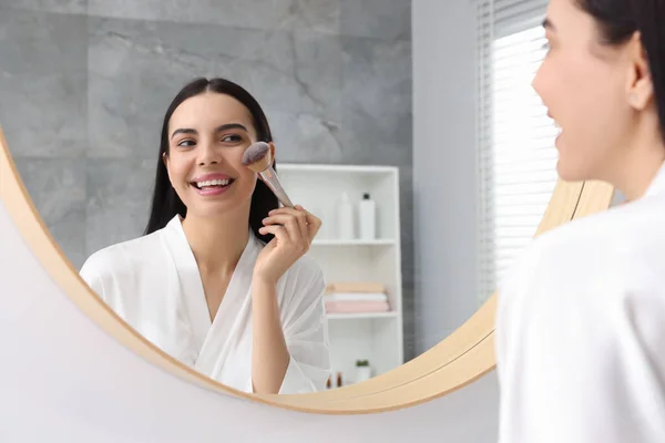 Vacker Ung Kvinna Tillämpa Makeup Med Borste Nära Spegel Badrummet — Stockfoto
