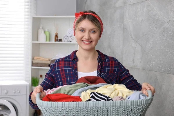 Lycklig Kvinna Med Korg Full Tvätt Badrummet — Stockfoto
