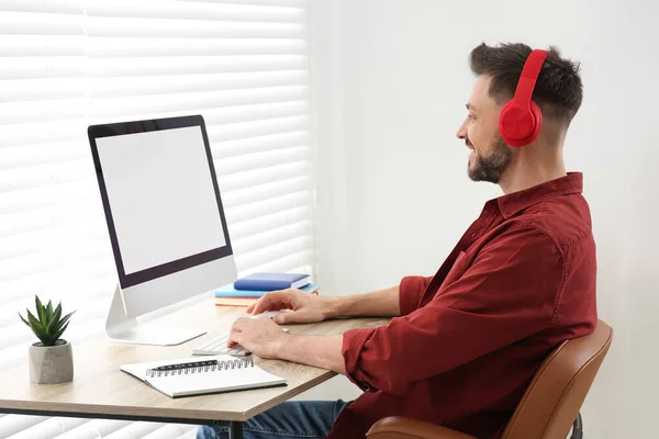 Muž Sluchátkách Studující Doma Počítači Online Kurz Překladu — Stock fotografie