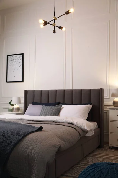 Comfortabel Bed Met Kussens Beddengoed Stijlvolle Kamer Interieur Ontwerp — Stockfoto