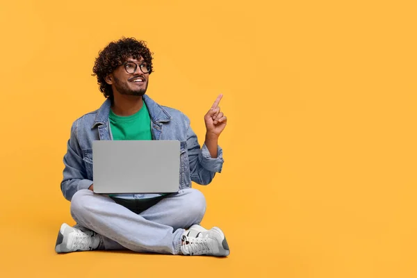 Sorrindo Homem Com Laptop Fundo Amarelo Espaço Para Texto — Fotografia de Stock