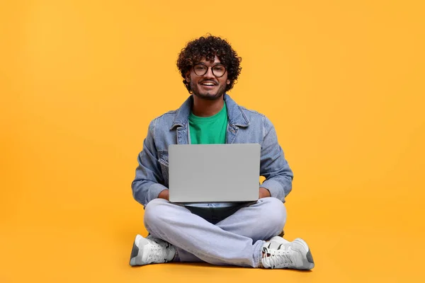Sorrindo Homem Com Laptop Fundo Amarelo — Fotografia de Stock