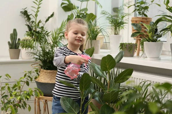 Petite Fille Mignonne Pulvérisation Belle Plante Verte Maison Décor Maison — Photo