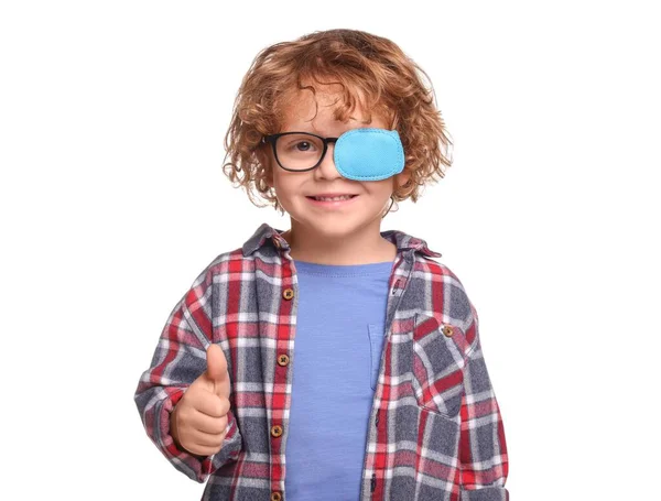 Szczęśliwy Chłopiec Przepasce Okularach Pokazujący Kciuk Białym Tle Leczenie Zez — Zdjęcie stockowe