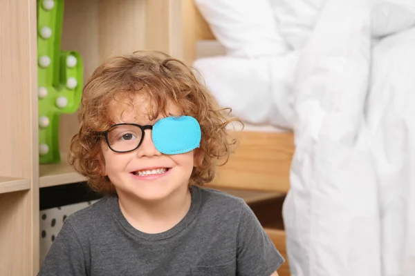 Glad Pojke Med Ögonlapp Glasögon Nära Hyllan Inomhus Strabismus Behandling — Stockfoto