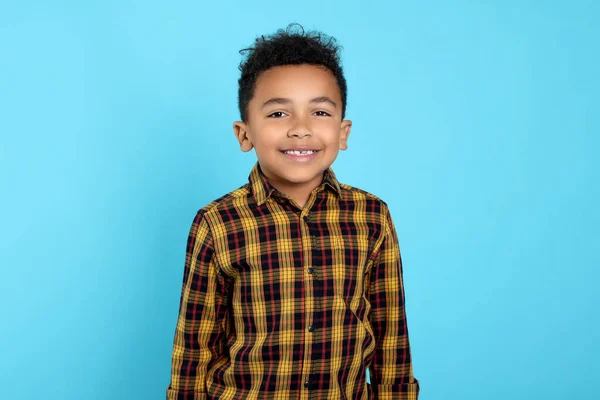 Portret Van Schattig Afro Amerikaanse Jongen Turquoise Achtergrond — Stockfoto