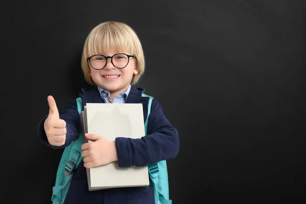 Счастливый Маленький Школьник Блокнотами Показывающими Большие Пальцы Возле Доски Пространство — стоковое фото