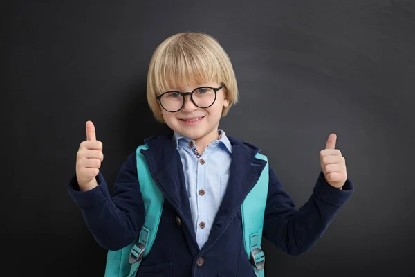 Счастливый Маленький Школьник Рюкзаком Показывающим Большие Пальцы Возле Доски — стоковое фото