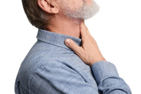 Starszy Mężczyzna Cierpiący Ból Gardła Białym Tle Zbliżenie Przeziębienie — Zdjęcie stockowe