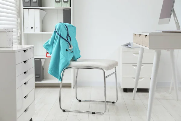 Uniforme Médico Turquesa Estetoscópio Pendurado Cadeira Clínica — Fotografia de Stock