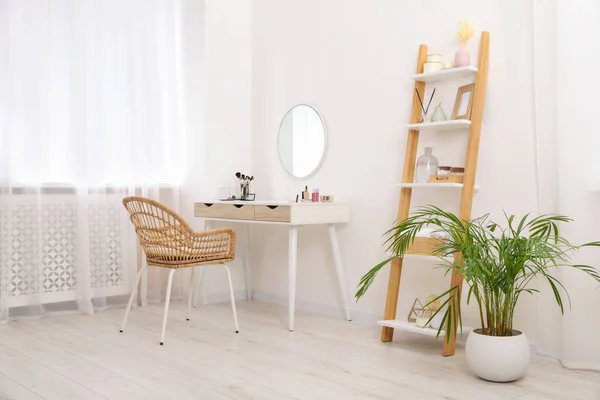 白のドレッシングテーブル シェルフユニットと観葉植物とスタイリッシュな部屋 インテリアデザイン — ストック写真