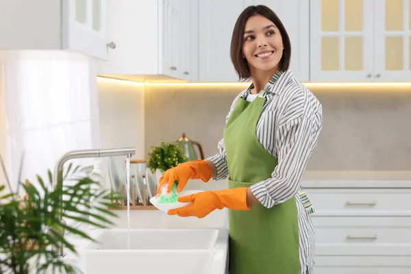 Gelukkig Jong Vrouw Wassen Plaat Boven Spoelbak Moderne Keuken — Stockfoto