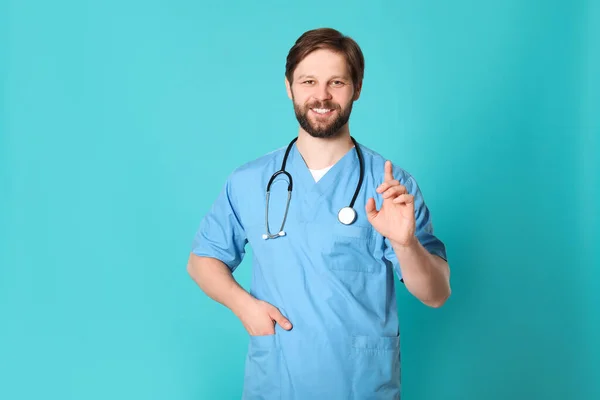 幸せな医師や医療アシスタント 男性看護師 ターコイズの背景に聴診器と — ストック写真