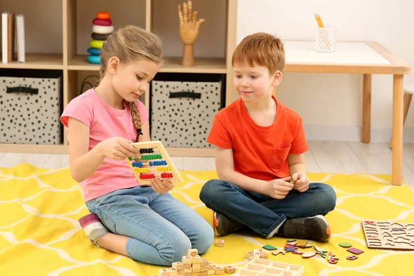 Crianças Brincando Com Diferentes Kits Jogos Matemática Chão Sala Estude — Fotografia de Stock