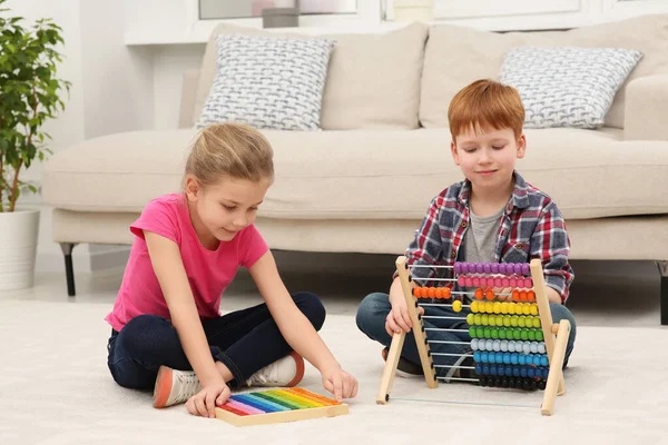 Παιδιά Που Παίζουν Διαφορετικά Σετ Μαθηματικών Στο Πάτωμα Του Σαλονιού — Φωτογραφία Αρχείου