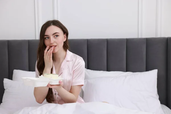 Schöne Junge Frau Mit Ihrer Geburtstagstorte Auf Dem Bett Zimmer — Stockfoto
