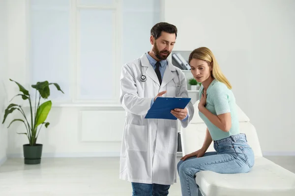 Paciente Tendo Consulta Com Médico Clínica — Fotografia de Stock