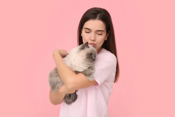 Женщина Целует Свою Милую Кошку Розовом Фоне — стоковое фото