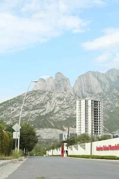 墨西哥 圣佩德罗加扎加西亚 2022年8月27日 城市街道靠近美丽的山脉 — 图库照片