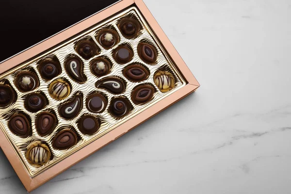 Caixa Deliciosos Doces Chocolate Mesa Mármore Branco Vista Superior Espaço — Fotografia de Stock